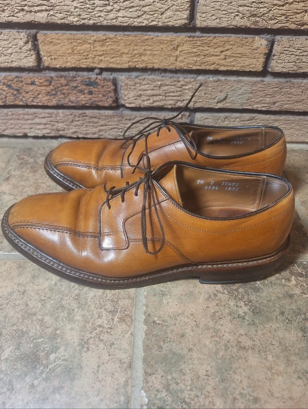 Allen Edmonds Men's 9.5 Cognac Brown Leather Hillcrest Lace-Up Oxfords